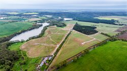 Auf dieser 55 Hektar großen Fläche im Osten des Landes Brandenburg errichtet die MLK Gruppe einen 73-MWp-Solarpark, der bis Jahresende in Betrieb gehen soll.<br />
© Jörg Weusthoff